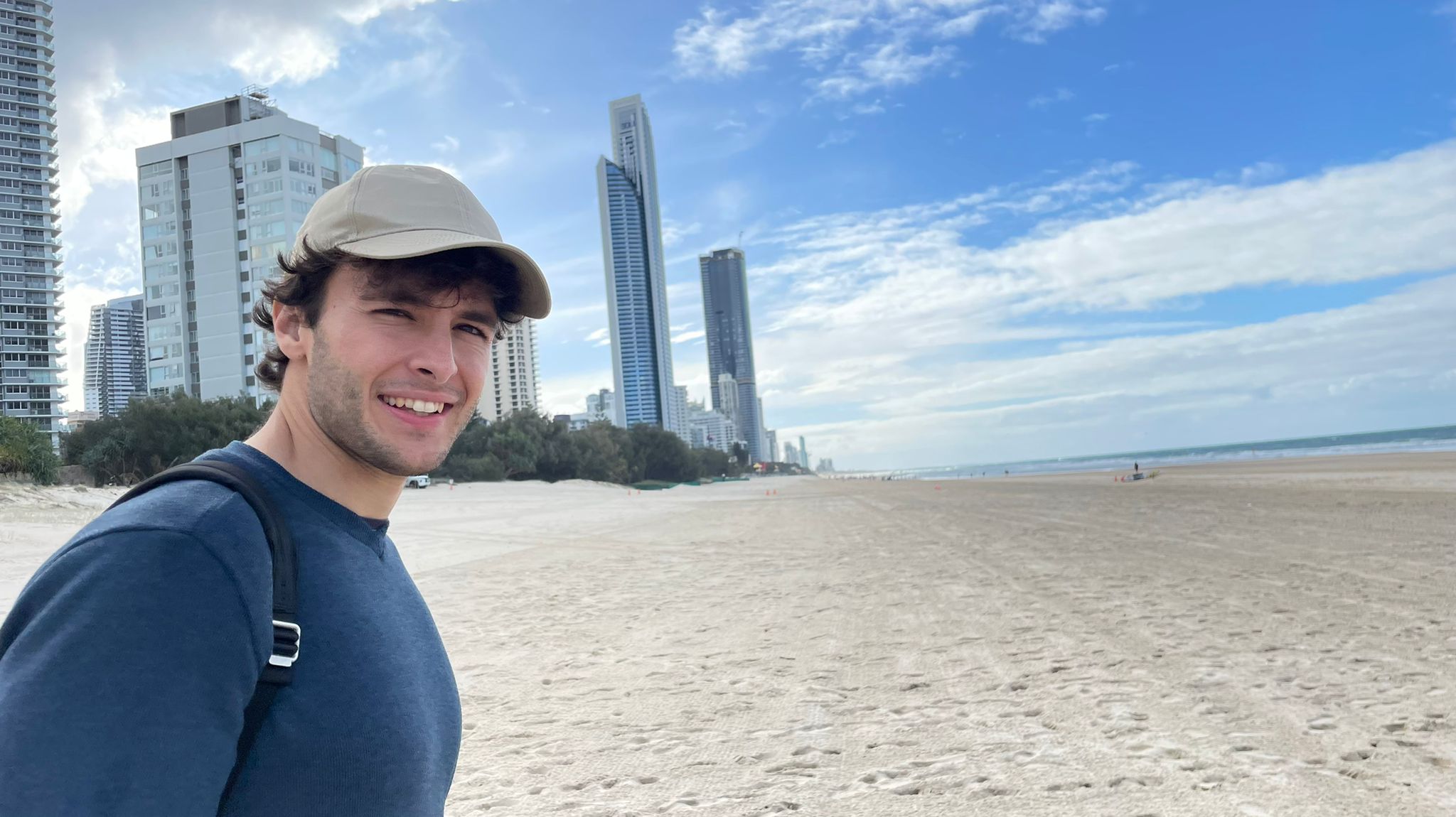 Víctor recorriendo una playa durante su estancia en Australia
