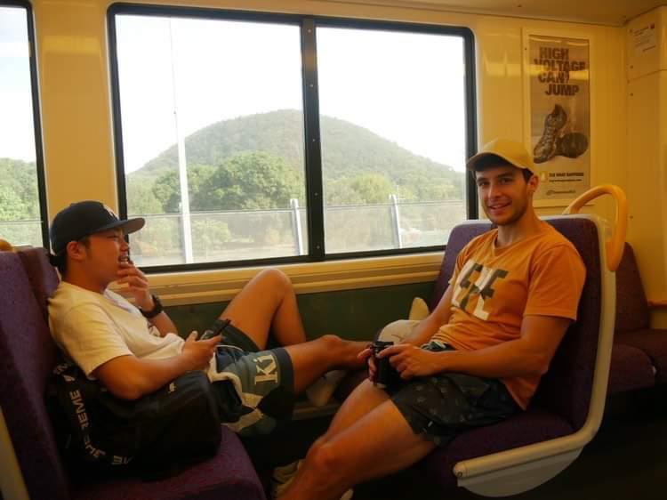 Víctor viajando en tren con otra persona durante su estancia en Australia